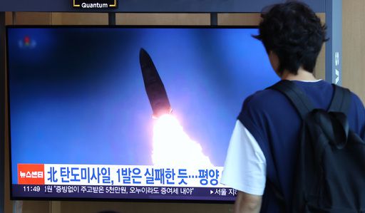 지난 1일 서울 중구 서울역 대합실에서 시민들이 북한의 탄도미사일 발사 관련 보도를 시청하고 있다. 뉴시스