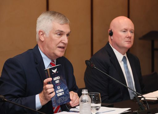 프레드 플라이츠 미국우선주의정책연구소(AFPI) 부소장이 9일 오후 서울 중구 웨스틴조선호텔에서 열린 기자간담회에서 취재진 질문에 답변하고 있다. 오른쪽은 스티브 예이츠 중국정책구상 의장. 연합뉴스