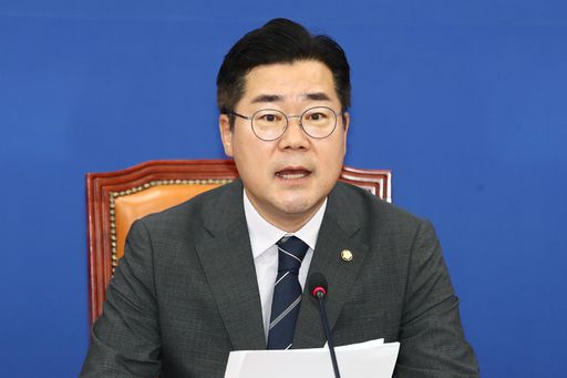 더불어민주당 박찬대 대표 직무대행 겸 원내대표가 1일 국회에서 열린 정책조정회의에서 모두발언을 하고 있다. 뉴스1