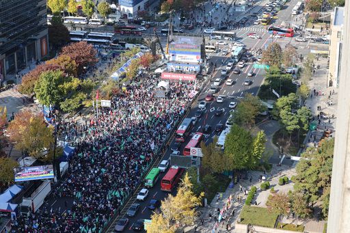 9일 서울 종로구 세종대로 일대에서 보수단체 집회가 열려 도로통제로 양방향 차량이 서행하고 있다. 뉴시스