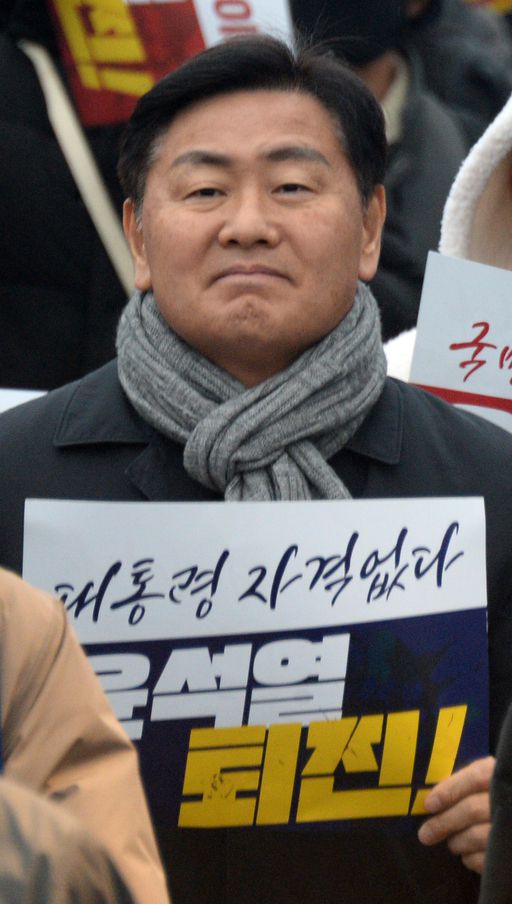 김관영 전북특별자치도지사가 지난 7일 전북 전주시 객사 앞 도로에서 열린 윤석열 퇴진 비상 촛불집회에 참석해 손피켓을 들고 있다. 뉴시스