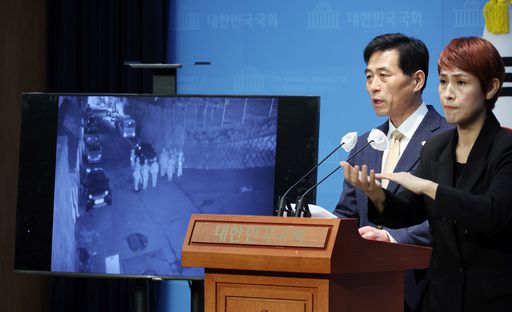 김민기 국회 사무총장이 24일 서울 여의도 국회 소통관에서 지난 4일 새벽 무장군인의 국회의장 공관 출동 의혹 관련 CCTV 영상 공개 및 국방부 해명 촉구 기자회견을 하고 있다. 뉴시스