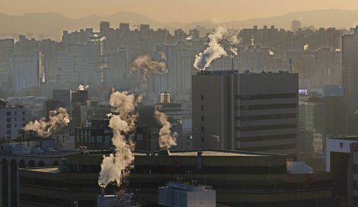 서울 등 중부지방에 한파특보가 내려진 지난달 27일 서울 도심 건물에서 난방 수증기가 뿜어져 나오고 있다. 연합뉴스