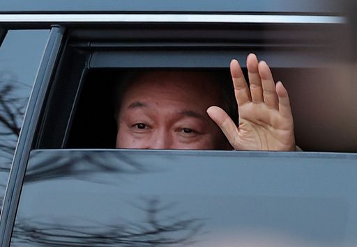 이달 8일 석방된 윤석열 대통령이 관저 앞 지지자들에게 인사하고 있다. 뉴스1