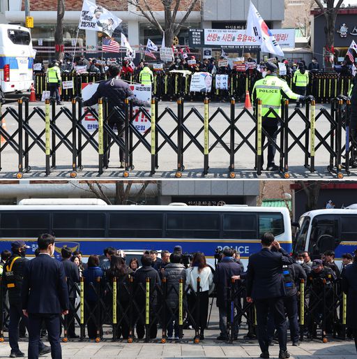 지난 19일 헌법재판소 정문 앞에서 탄핵 반대 집회를 하는 윤석열 대통령 지지자들(위 사진)과 20일 경찰이 같은 장소에 차벽을 세워둔 모습. 연합뉴스