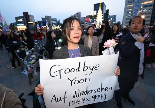 윤석열 대통령이 파면된 지난 4일 광주 동구 5·18민주광장에서 열린 광주시민 승리대회에서 한 참석자가 파면 환영 문구를 들고 있다. 뉴시스