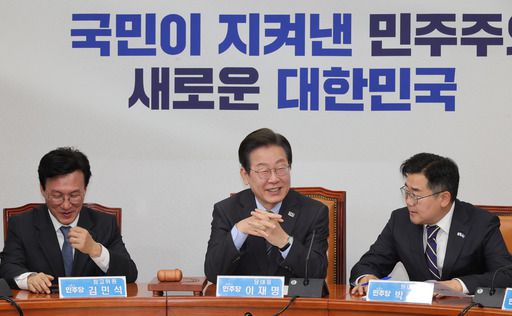 더불어민주당 이재명 대표(가운데)가 7일 국회에서 열린 최고위원회의에 참석해 있다. 왼쪽은 김민석 최고위원, 오른쪽은 박찬대 원내대표. 이재문 기자