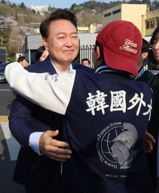 윤석열 전 대통령이 파면 결정 후 일주일 만인 11일 오후 서울 용산구 한남동 대통령 관저를 떠나기 앞서 정문 앞에서 자유대학 소속 학생들과 인사를 나누고 있다. 뉴스1