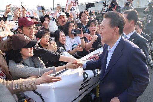 윤석열 전 대통령이 파면 결정 후 일주일 만인 11일 오후 서울 용산구 한남동 대통령 관저를 떠나기 앞서 정문 앞에서 지지자들과 인사를 나누고 있다. 뉴스1