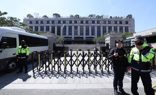 윤석열 전 대통령에 대한 파면 선고가 결정 난 지 열흘이 지난 15일 서울 종로구 헌법재판소 앞에 경찰 차단벽이 세워져 있다. 남정탁 기자