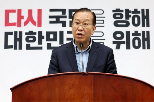 국민의힘 권영세 비상대책위원장이 6일 국회에서 열린 의원총회에서 “목표한 시한 내 대통령 후보 단일화에 실패한다면 비대위원장을 사퇴하겠다”고 밝히고 있다. 뉴스1