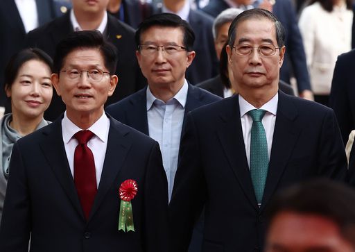 국민의힘 김문수 대선후보(왼쪽)와 무소속 한덕수 대선 예비후보가 지난 5일 서울 종로구 조계사에서 열린 부처님오신날 봉축법요식에 참석해 있다. 뉴스1