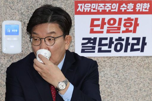 대선 후보 단일화 등을 촉구하며 단식 농성에 돌입한 국민의힘 권성동 원내대표가 9일 오전 서울 여의도 국회 원내대표실 앞에서 물을 마시고 있다. 뉴시스