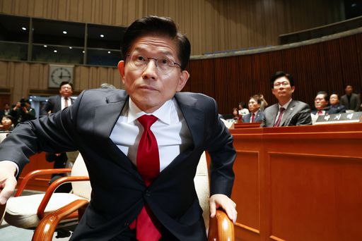 국민의힘 김문수 대선 후보가 9일 서울 여의도 국회에서 열린 의원총회에 참석했다가 회의장을 나가기 위해 일어서고 있다. 김 후보는 이 자리에서 당이 자신을 끌어내리려 하고 있다며 ‘강제 단일화’에 응할 수 없다고 반발했다. 뉴스1