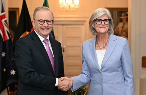 13일(현지시간) 앤서니 앨버니지 호주 총리(왼쪽)가 취임 선서가 끝난 뒤 선서식을 주재한 샘 모스틴 호주 총독(국가원수인 영국 국왕의 대리자)과 악수하고 있다. 2022년 5월부터 재직해 온 앨버니지 총리는 열흘 전 총선거에서 그가 이끄는 진보 성향의 노동당이 하원 과반 의석을 차지하며 연임에 성공했다. AFP연합뉴스