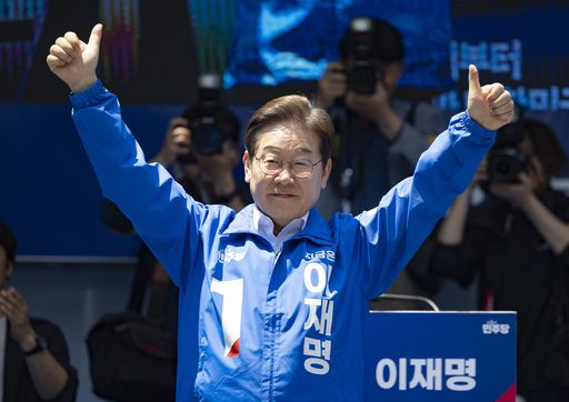 더불어민주당 이재명 대선 후보가 14일 부산 부산진구 유세에서 지지자들에게 인사하고 있다. 뉴시스