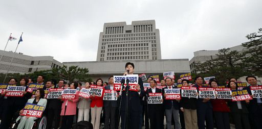 국민의힘 김용태 공동선거대책위원장이 5일 서울 서초구 대법원 앞에서 열린 사법부 수호 및 더불어민주당 규탄대회에서 발언하고 있다. 연합뉴스
