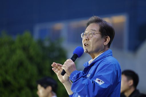 더불어민주당 이재명 대통령 후보가 15일 전남 목포시 평화광장을 찾아 지지를 호소하고 있다. 뉴스1