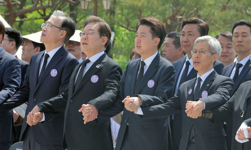 각 당 대선후보들이 18일 광주 5·18민주묘지에서 열린 제45주년 5·18민주화운동 기념식에서 ‘임을 위한 행진곡’을 부르고 있다. 왼쪽부터 김형두 헌법재판소장 권한대행, 더불어민주당 이재명 후보, 개혁신당 이준석 후보, 민주노동당 권영국 후보. 광주전남사진기자단