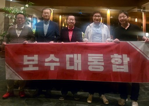 홍준표 전 대구시장의 대선 선대위 합류를 설득하기 위해 미국 하와이를 찾은 국민의힘 특사단이 지난 19일 홍 전 시장과 기념촬영을 하고 있다. 왼쪽부터 조광한 국민의힘 대선 선대위 대외협력부본부장, 유상범 단일화추진본부장, 홍 전 시장, 김대식 대외협력본부장, 이성배 대변인. 김대식 의원 제공