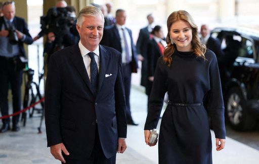 벨기에 필리프 국왕(왼쪽)과 그의 장녀인 왕세녀 엘리자베트 공주. 사진은 2023년 5월 찰스 3세 영국 국왕이 주최하는 리셉션에 참석하기 위해 함께 버킹엄궁으로 이동하는 모습. 로이터연합뉴스