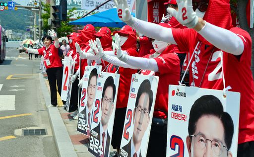 27일 전남 순천시 시내에서 국민의힘 김문수 대선 후보 선거 운동원들이 지지 유세를 하고 있다. 뉴시스
