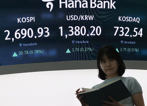 29일 서울 중구 하나은행 본점 딜링룸에서 직원들이 업무를 보고 있다. 이날 코스피는 전장보다 20.91포인트(0.78%) 오른 2,691.06으로 시작했다. 연합뉴스