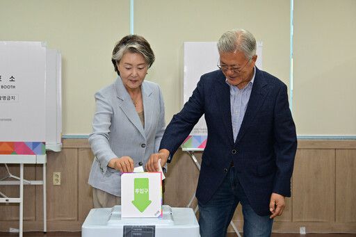 21대 대통령 선거 사전투표일인 29일 문재인 전 대통령과 김정숙 여사가 경남 양산시 하북면 주민자치센터에서 사전투표를 하고 있다. 뉴시스