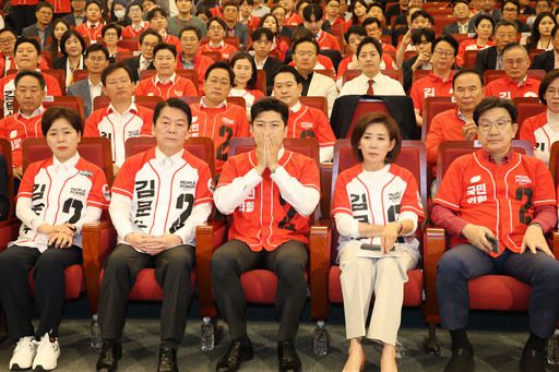 국민의힘 김용태 비상대책위원장, 안철수∙나경원 의원 등이 지난 3일 서울 여의도 국회도서관에 마련된 국민의힘 개표상황실에서 방송사 출구 조사 결과를 지켜보고 있다. 연합뉴스