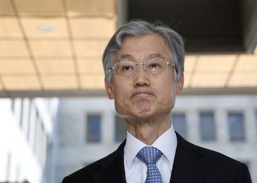 조희대 대법원장이 5일 서울 서초구 대법원으로 출근하며 민주당의 대법관 증원법 관련해 입장을 밝히고 있다. 뉴시스