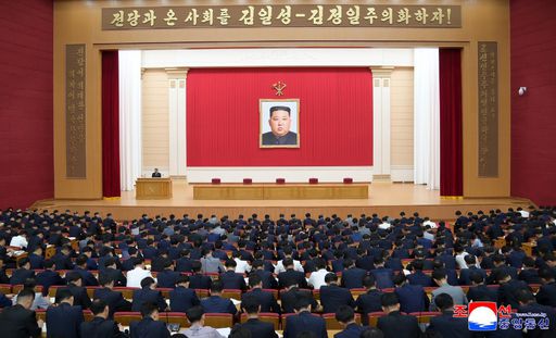 북한 노동당 중앙간부학교 준공 및 개교 1주년 행사 무대 모습. 연합뉴스