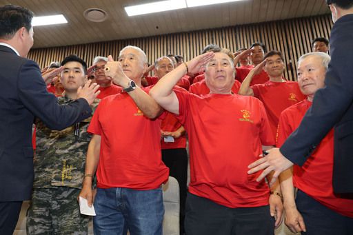 지난 5일 서울 여의도 국회에서 열린 본회의에서 채해병 특검법이 통과되자 해병대 예비역 연대 회원들이 거수경례를 하며 환영하고 있다. 뉴시스