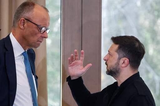 지난 17일(현지시간) 캐나다에서 열린 주요 7개국(G7) 정상회의에 참석한 프리드리히 메르츠 독일 총리(왼쪽)가 볼로디미르 젤렌스키 우크라이나 대통령과 대화하고 있다. AFP연합뉴스