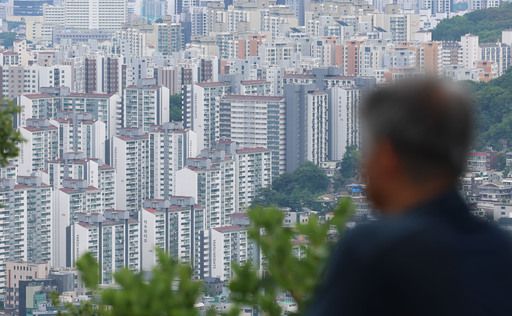 24일 서울 중구 남산에서 바라본 아파트 단지. 한국은행이 발표한 ‘6월 소비자동향조사’에 따르면 지난달 주택가격전망CSI는 120으로 집값 급등기였던 2021년 10월(125) 이후 최고치를 기록했다. 뉴시스