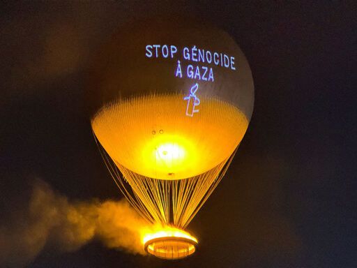 26일(현지시간) 오후 프랑스 파리 상공에 ‘가자 지구에서의 제노사이드(집단 학살)를 중단하라’고 적힌 열기구가 띄워져 있다. 로이터연합뉴스