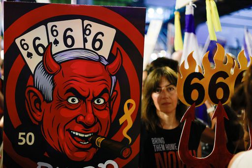 2일(현지시간) 이스라엘 텔아비브에서 가자 지구 전쟁 종식을 요구하는 시민들이 베냐민 네타냐후 이스라엘 총리를 악마로 묘사한 그림을 든 채 반정부 시위를 벌이고 있다. 로이터연합뉴스