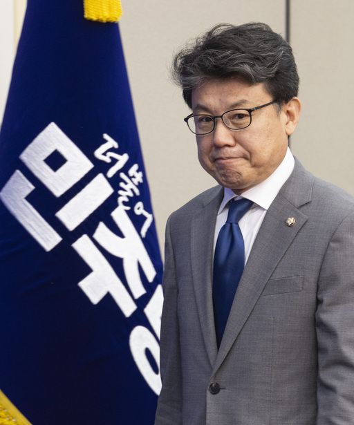 더불어민주당 진성준 전 정책위의장이 지난 1일 국회에서 열린 최고위원회의에 들어서고 있다. 연합뉴스