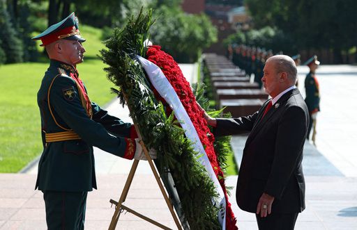 러시아를 국빈 방문 중인 이브라힘 이스칸다르 말레이시아 국왕(오른쪽)이 6일(현지시간) 모스크바 크레믈 광장에 있는 무명용사 묘역에 헌화하고 있다. 로이터연합뉴스