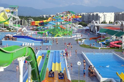 북한 노동당 기관지 노동신문은 13일 "만경대혁명학원과 칠골혁명학원 원아들이 지난 9일 원산갈마해안관광지구를 방문해 즐거운 나날을 보냈다"고 보도했다.  평양 노동신문=뉴스1