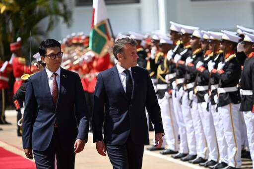 지난 4월 마다가스카르를 국빈 방문한 에마뉘엘 마크롱 프랑스 대통령(오른쪽)이 안드리 라조엘리나 마다가스카르 대통령의 안내로 군 의장대를 사열하고 있다. 19세기 말에 프랑스 식민지가 된 마다가스카르는 1960년에야 독립했다. AFP연합뉴스