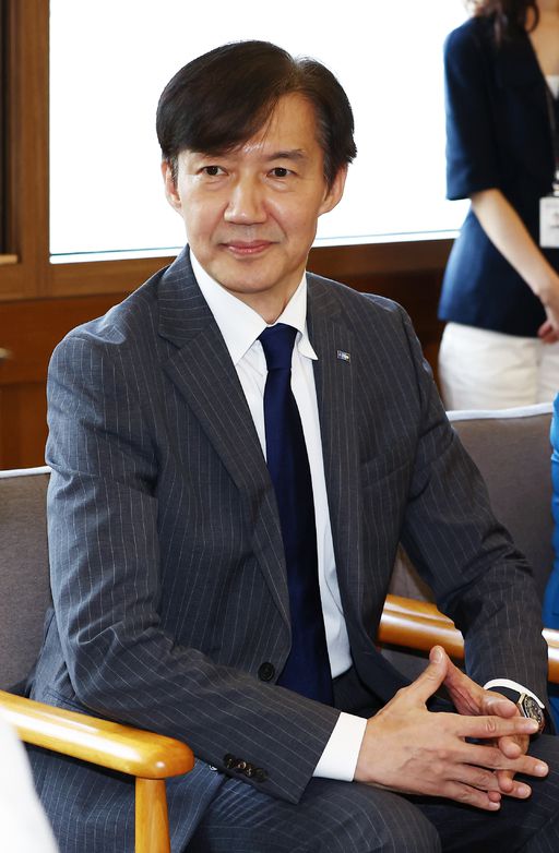 조국혁신당 조국 혁신정책연구원장이 4일 서울 종로구 조계사를 찾아 총무원장 진우스님을 예방하고 있다. 연합뉴스