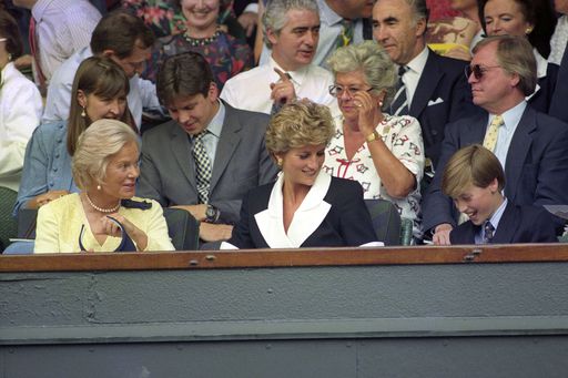 1994년 영국 런던에서 열린 윔블던 테니스 경기를 관람하는 켄트 공작 부인 캐서린(앞줄 왼쪽). 그 옆으로 찰스 3세 현 영국 국왕의 전 부인 다이애나 비와 윌리엄 왕자(현 영국 왕세자)의 모습도 보인다. AP연합뉴스
