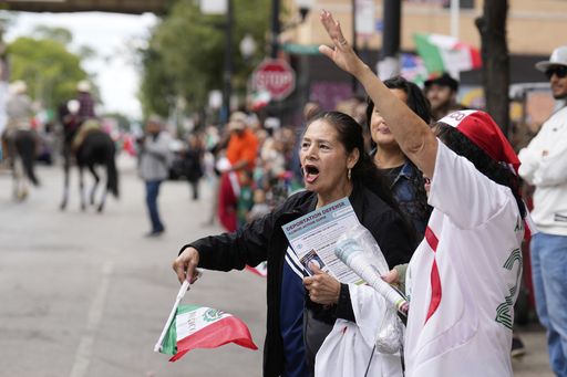 멕시코의 제215주년 독립 기념일을 열흘 앞둔 6일(현지시간) 미국 시카고 시내에서 주민들이 멕시코 국기를 흔들고 있다. AP연합뉴스