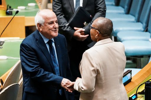 12일(현지시간) 미국 뉴욕 유엔 본부에서 이스라엘·팔레스타인 2국가 해법 지지 결의안이 유엔 총회를 통과한 직후 유엔 주재 팔레스타인 대표부 리야드 만수르 대사(왼쪽)가 외국 정부 대표의 축하를 받고 있다. 이번 결의안의 초안 작성 및 채택은 프랑스가 주도했다. 로이터연합뉴스