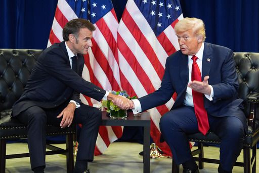 23일(현지시간) 유엔 총회 참석차 미국 뉴욕을 방문 중인 에마뉘엘 마크롱 프랑스 대통령(왼쪽)이 유엔 본부에서 도널드 트럼프 미국 대통령과 만나 회담하기 전 악수를 나누고 있다. AP연합뉴스