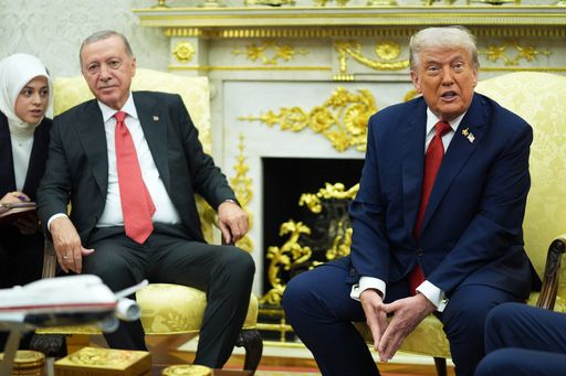 25일(현지시간) 미국 백악관을 방문한 레제프 타이이프 에르도안 튀르키예 대통령(왼쪽)이 정상회담 개시에 앞서 도널드 트럼프 대통령의 모두 발언 내용을 통역자를 통해 전해 듣고 있다. AP연합뉴스
