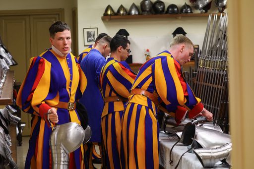 지난 4일(현지시간) 바티칸시티 교황청에서 스위스 근위대 신규 대원 선서식이 열린 가운데 신병들이 행사에 앞서 전통 제복을 착용하고 있다. 로이터연합뉴스