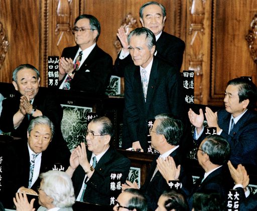 1994년 6월 일본 중의원 본회의에서 무라야마 도미이치 당시 사회당 위원장이 결선 투표 끝에 총리로 지명된 뒤 의원들의 박수를 받고 있다. 도쿄=교도연합뉴스