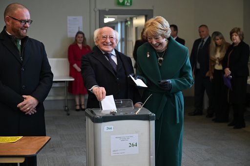 84세의 마이클 히긴스 현 아일랜드 대통령(가운데)이 24일(현지시간) 차기 대통령 선출을 위한 투표에 참여하고 있다. 오른쪽은 부인 사비나 히긴스 여사. EPA연합뉴스