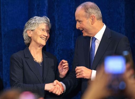 25일(현지시간) 캐서린 코널리 아일랜드 대통령 당선인(왼쪽)이 미할 마틴 총리의 축하를 받고 있다. 아일랜드는 의원내각제 국가로 대통령은 상징적·의례적 국가원수에 가깝고 실권은 총리에게 있다. 다만 코널리는 좌파, 마틴은 우파인 만큼 두 사람 간에 갈등과 충돌이 빚어질 가능성도 배제할 수 없다. AFP연합뉴스